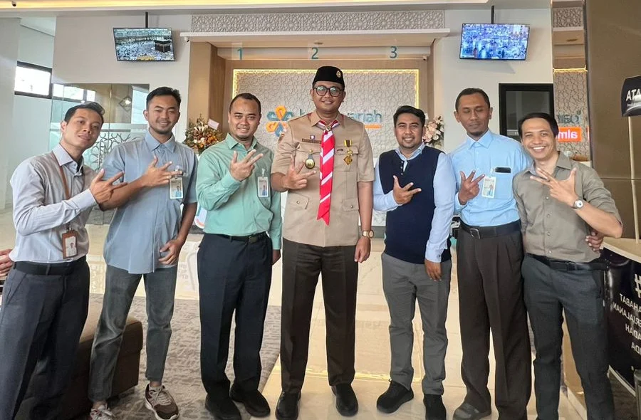 Foto:&nbsp;Bupati Klaten Hamenang Wajar Ismoyo (tengah) bersama jajaran pejabat BPR Syariah Almabrur Klaten.